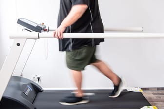 Mann trainiert auf Laufband: In Deutschland bräuchten etwa 38,5 Millionen Menschen eine Reha.