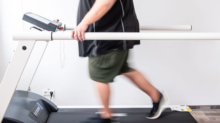 Mann trainiert auf Laufband: In Deutschland bräuchten etwa 38,5 Millionen Menschen eine Reha.