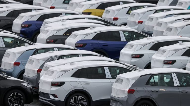 Der Aufwärtstrend setzt sich fort: Im November wurden rund ein Drittel mehr neue Autos zugelassen als im Vorjahresmonat.