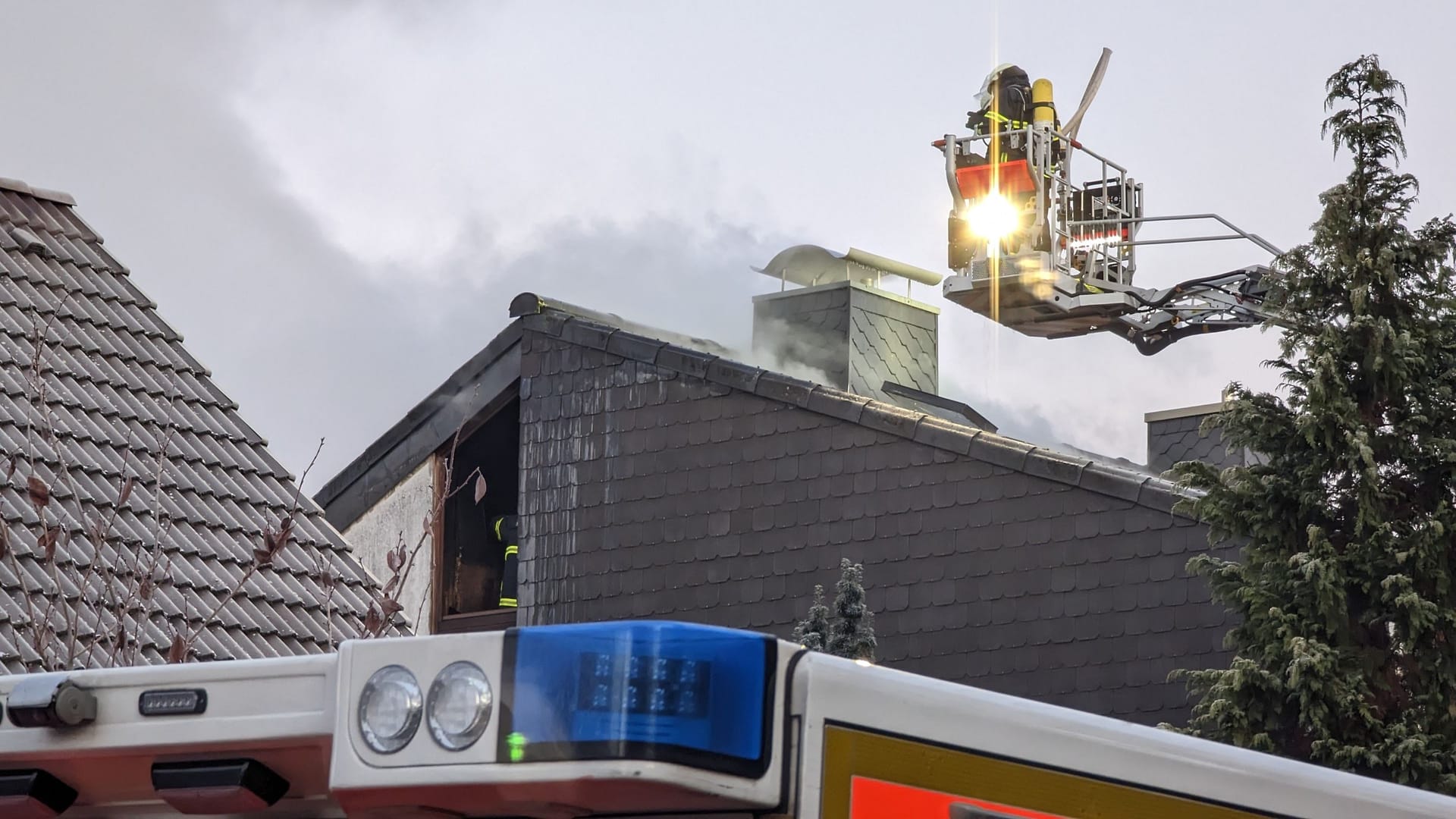 Einsatzkräfte der Feuerwehr versuchen, das Feuer zu löschen: Es ist im hinteren Teil des Hauses ausgebrochen. Einsatzkräfte der Feuerwehr versuchen, das Feuer zu löschen: Es ist im hinteren Teil des Hauses ausgebrochen.