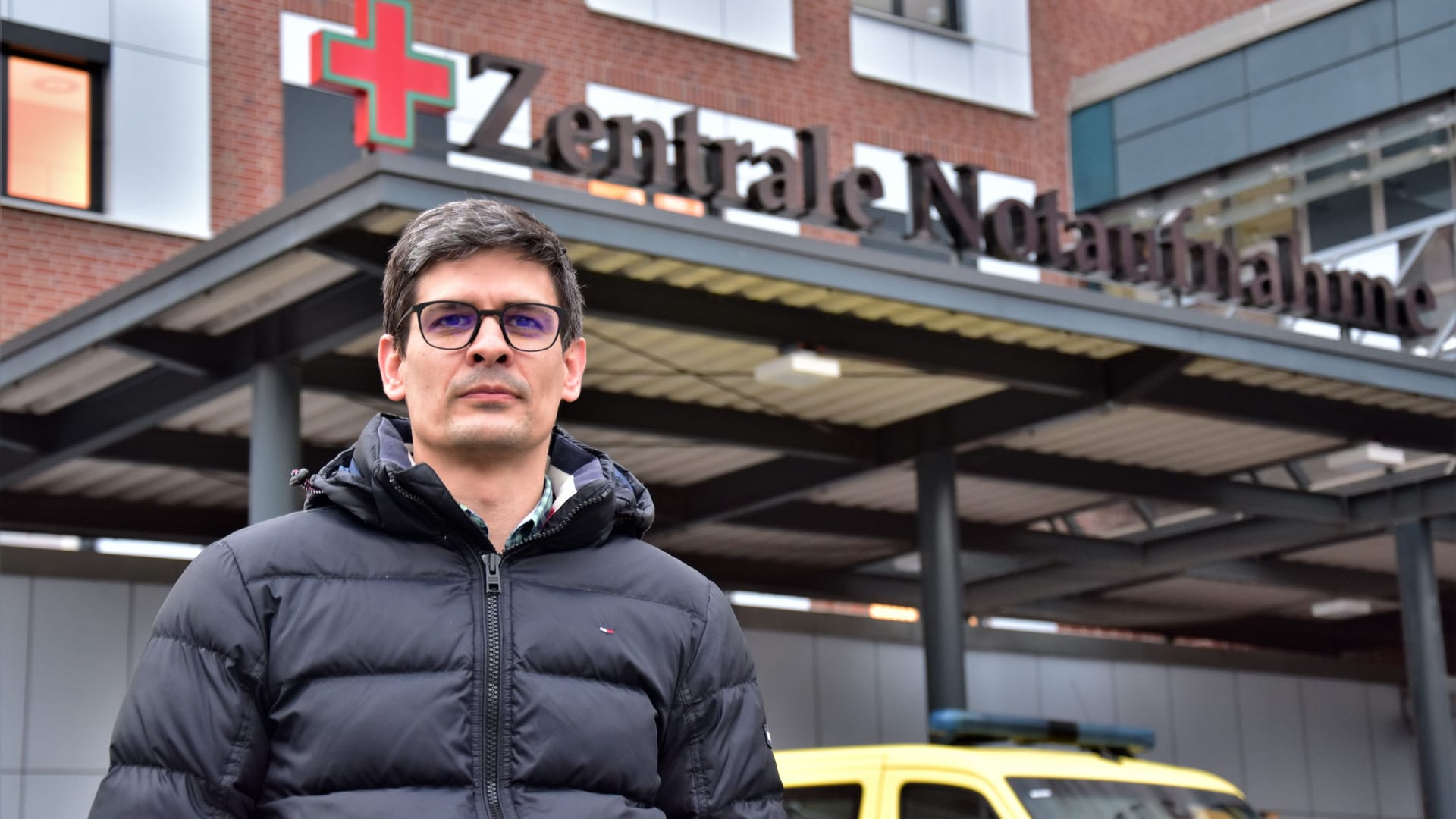 Dr. Sebastian Casu steht vor der Zentralen Notaufnahme: Er ist Chefarzt an der Asklepios Klinik in Hamburg-Wandsbek.