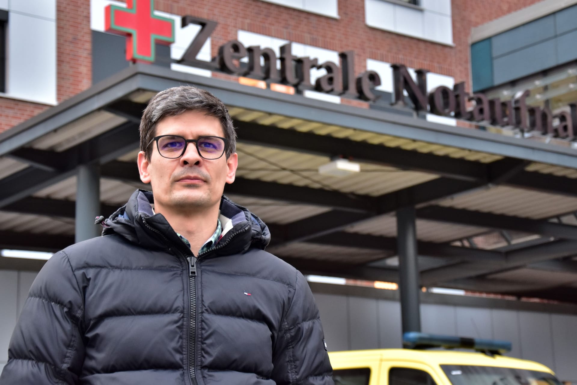 Dr. Sebastian Casu steht vor der Zentralen Notaufnahme: Er ist Chefarzt an der Asklepios Klinik in Hamburg-Wandsbek.