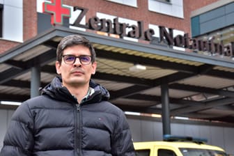 Dr. Sebastian Casu steht vor der Zentralen Notaufnahme: Er ist Chefarzt an der Asklepios Klinik in Hamburg-Wandsbek.