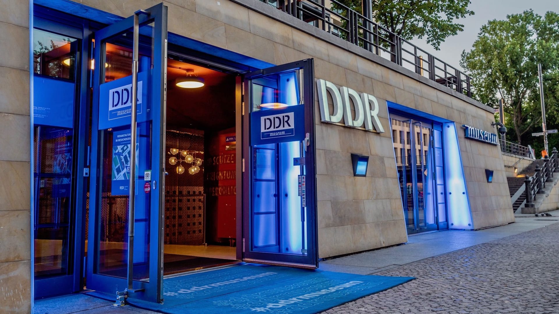 Außenansicht des DDR-Museums in Berlin (Archivfoto): Da Salzwasser des "Aquadom" zerstörte vor allem technische Anlagen. Außenansicht des DDR-Museums in Berlin (Archivfoto): Da Salzwasser des "Aquadom" zerstörte vor allem technische Anlagen.