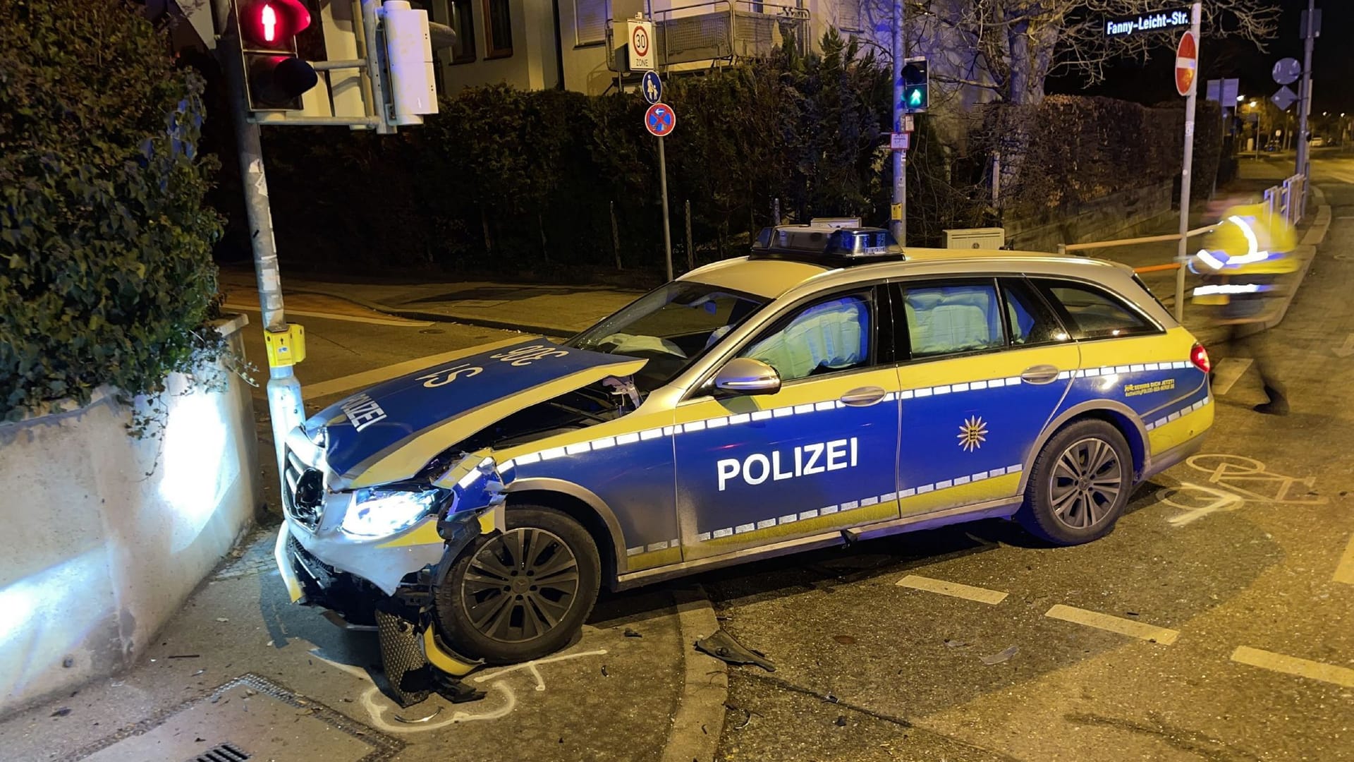 Zwei Verletzte bei Kollision mit Streifenwagen Zwei Verletzte bei Kollision mit Streifenwagen