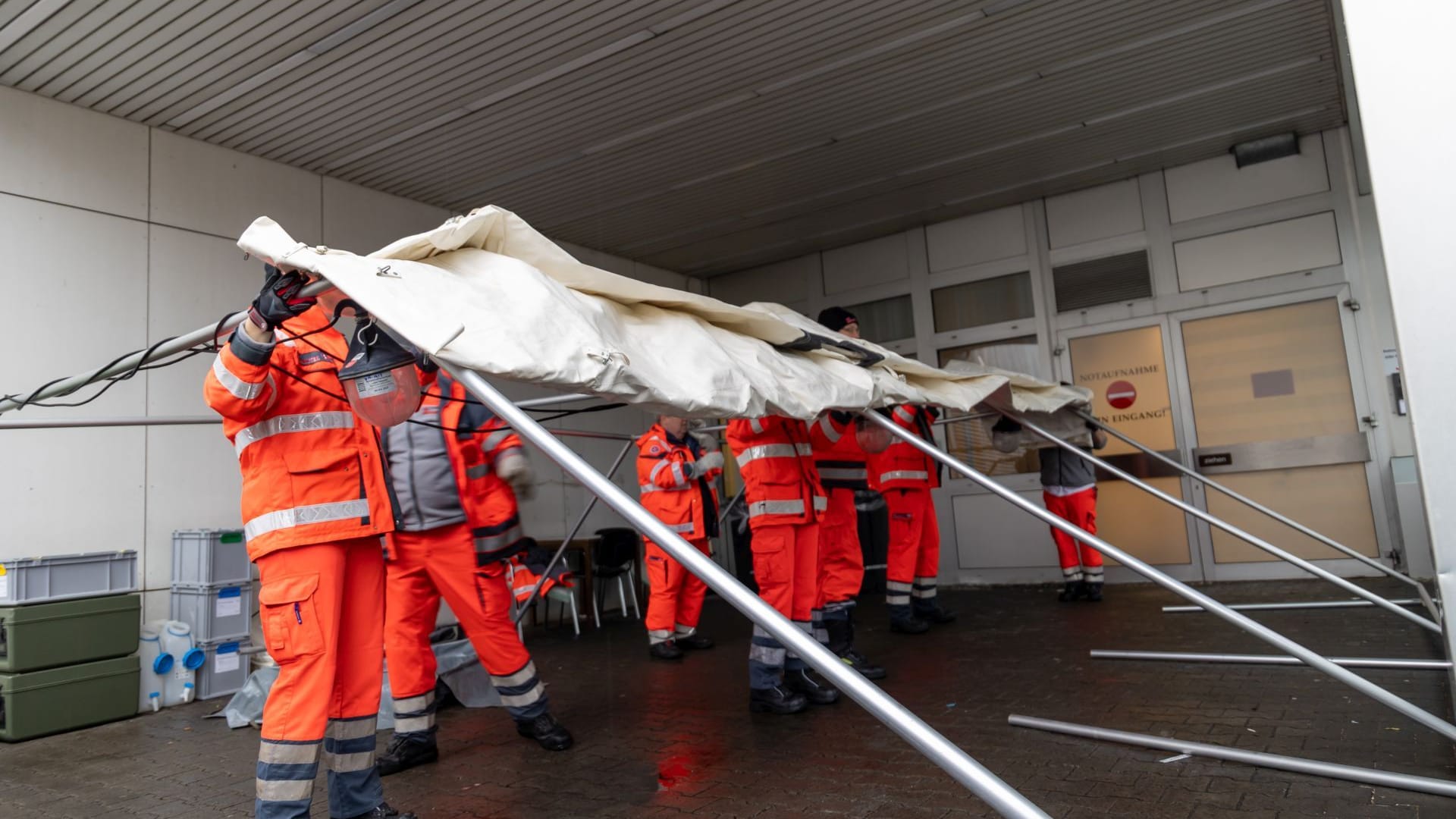 Vor dem Klinikum wird ein Triage-Zelt aufgebaut.