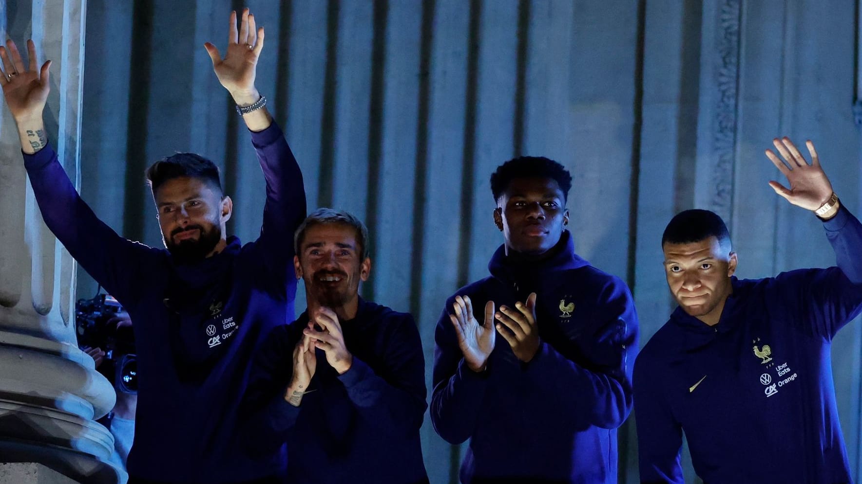 Frankreichs Giroud, Griezmann, Tchouaméni und Mbappé (v. li.) beim Empfang der "Équipe Tricolore" zurück in Paris.