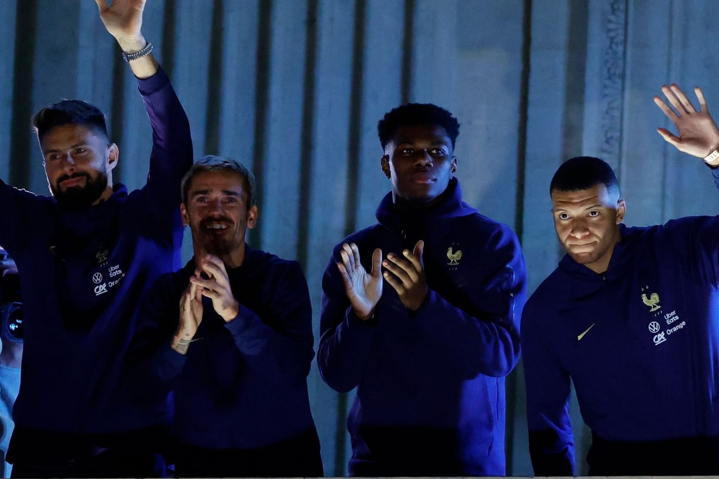 Frankreichs Giroud, Griezmann, Tchouaméni und Mbappé (v. li.) beim Empfang der "Équipe Tricolore" zurück in Paris.