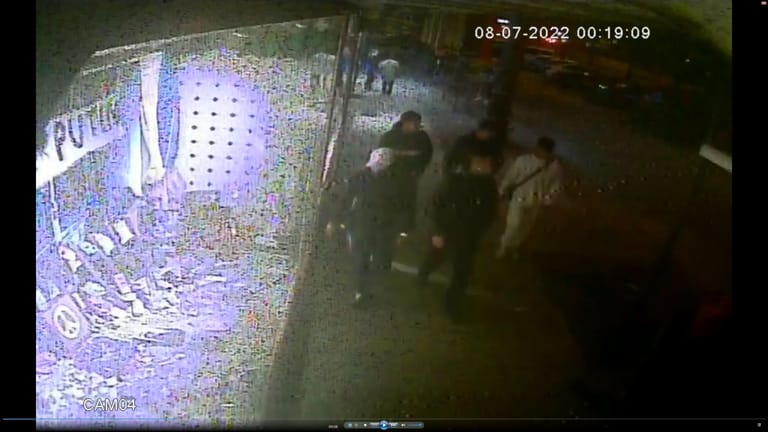 Die Polizei sucht nach einem Angriff in Hamburg-Altona mit Bildern aus einer Überwachungskamera nach den Tätern.