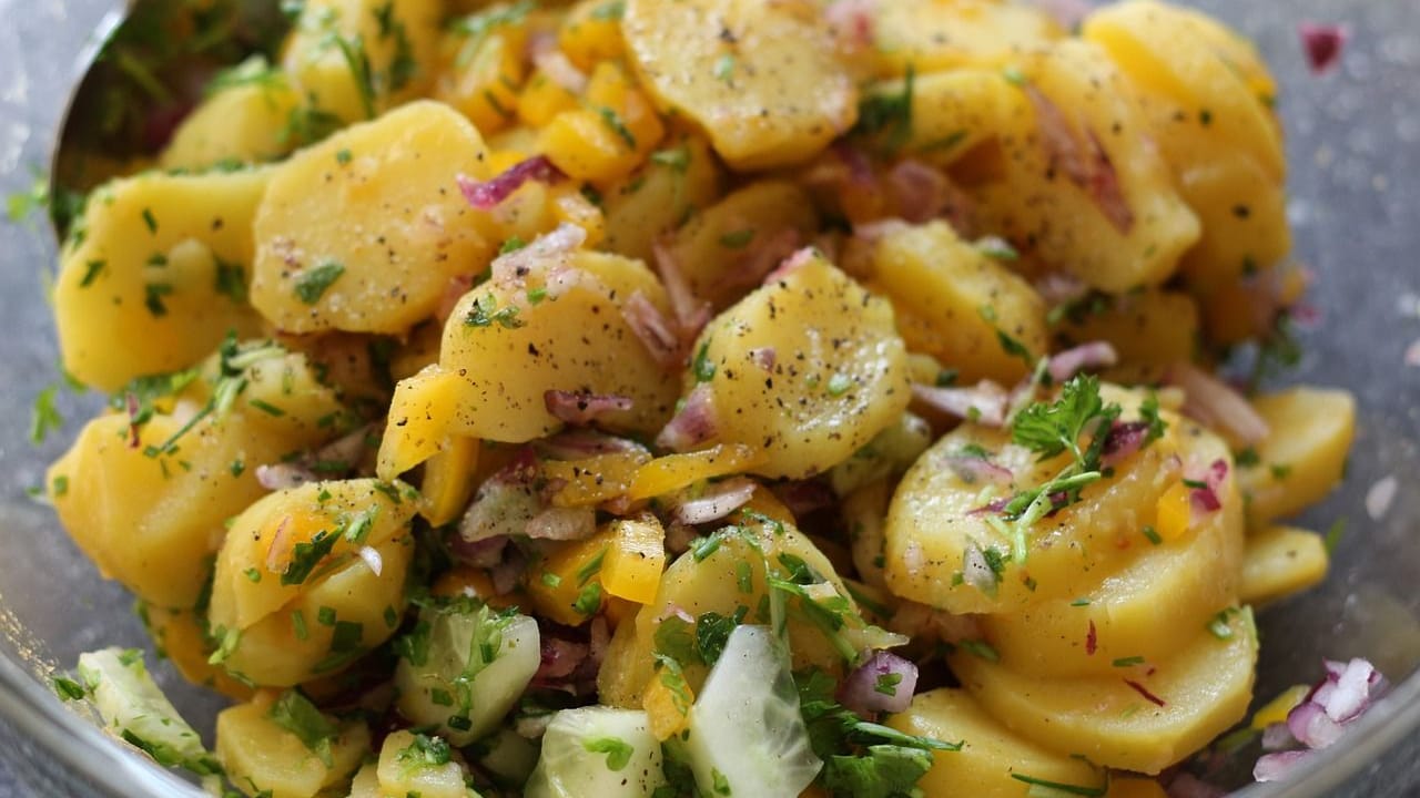 Geviertelte Eier sind ein Highlight im Salat.