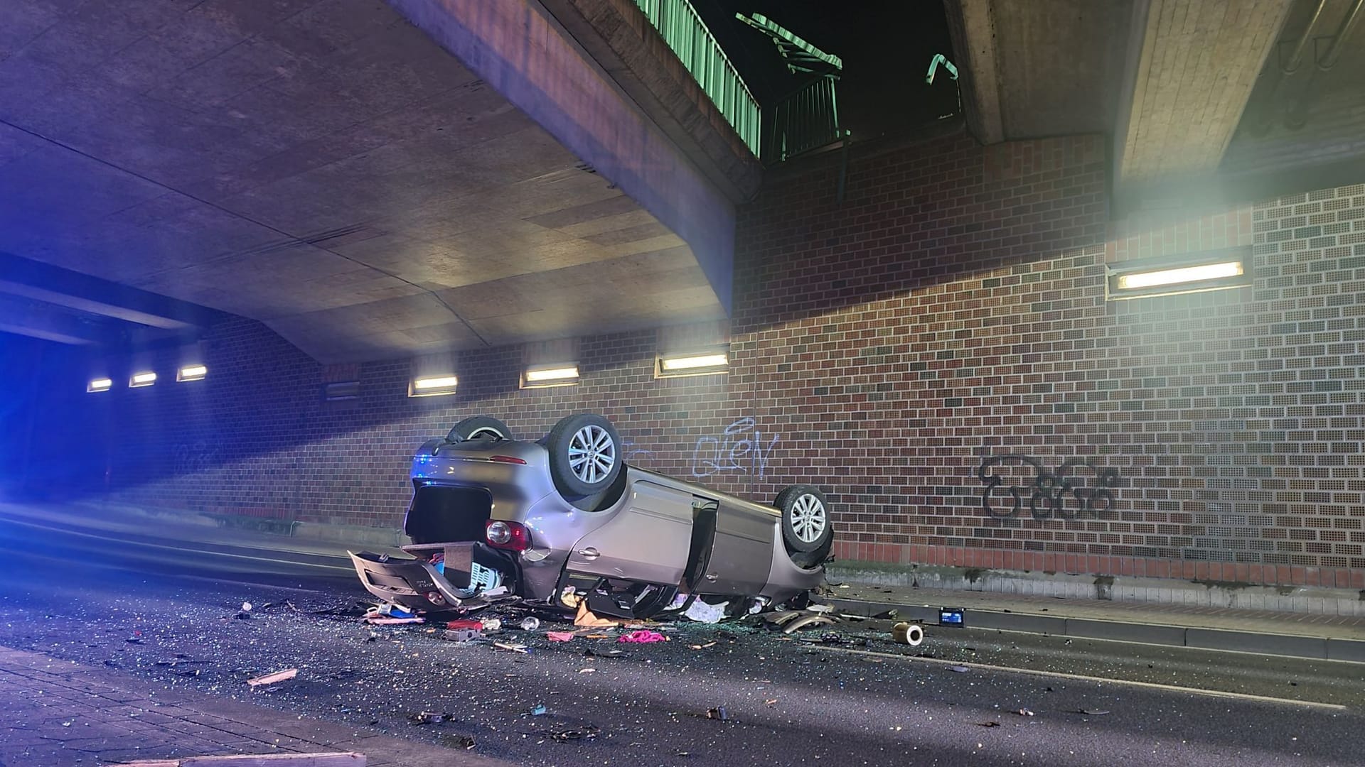 Ein von einer Brücke gestürztes Auto: Eine Frau ist mit ihrem Auto in Hämelerwald nahe Lehrte von einer Brücke gestürzt und dabei verletzt worden.