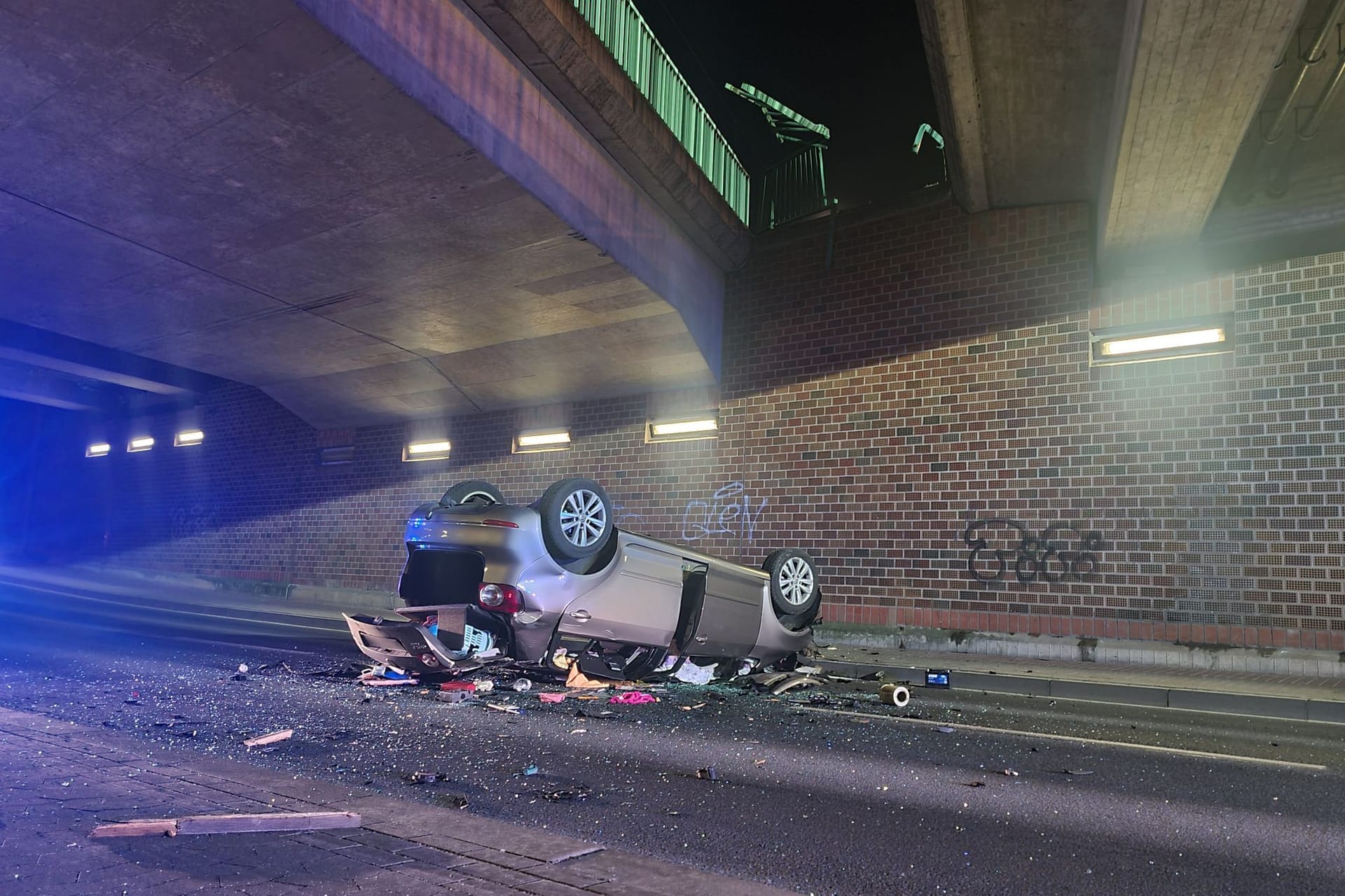 Ein von einer Brücke gestürztes Auto: Eine Frau ist mit ihrem Auto in Hämelerwald nahe Lehrte von einer Brücke gestürzt und dabei verletzt worden.