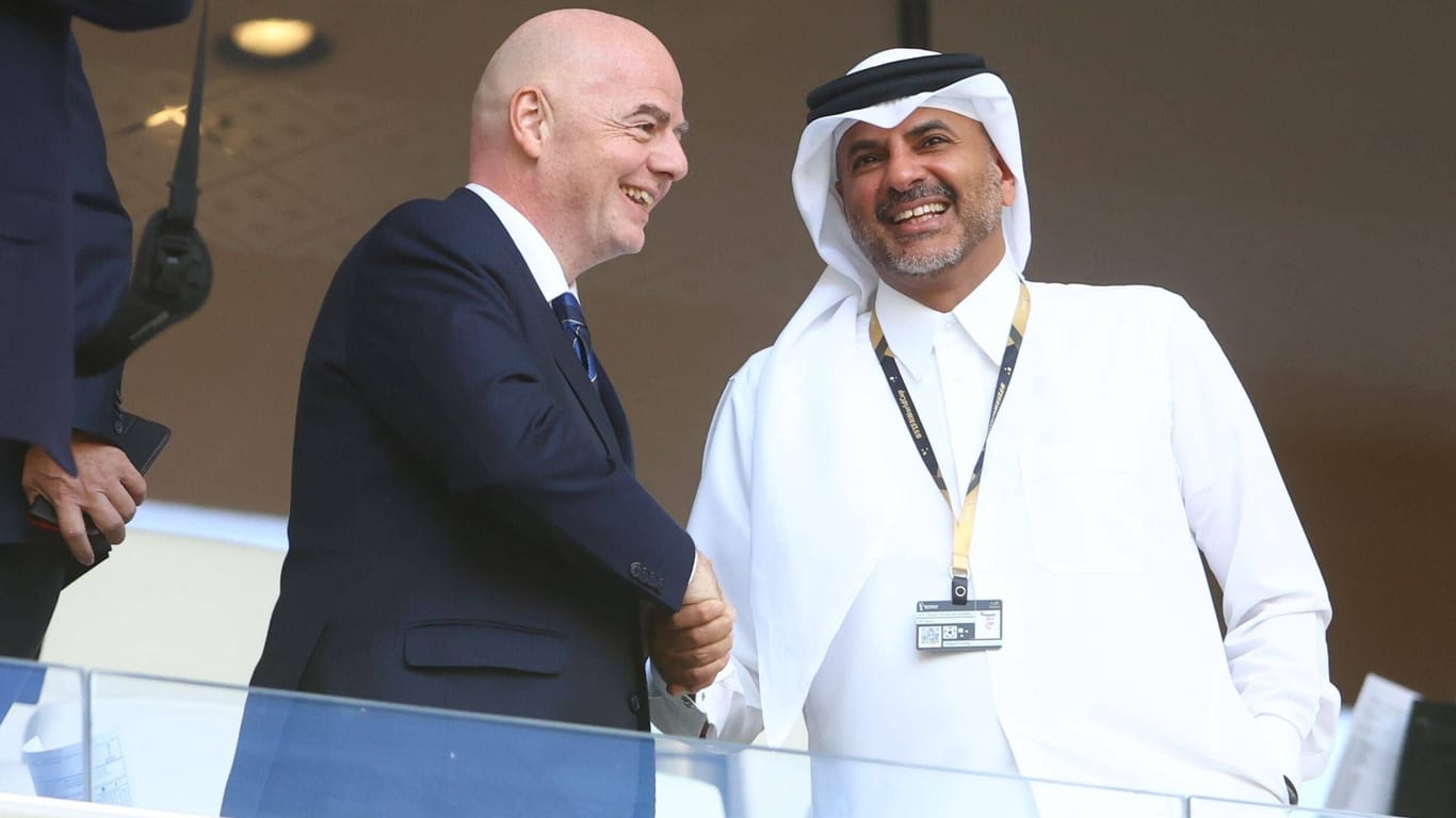 Gianni Infantino (l.) und Emir Sheikh Tamim bin Hamid Al-Thani: Der Fifa-Präsident und der Emir von Katar haben die Fußball-WM in den Wüstenstaat gebracht. Folgt jetzt Olympia?
