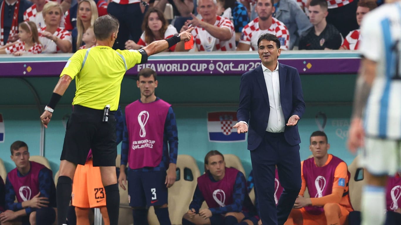 Schiedsrichter Daniele Orsato zeigt Rot: Ein Ex-Bayern-Star musste seinen Platz auf der kroatischen Bank räumen.