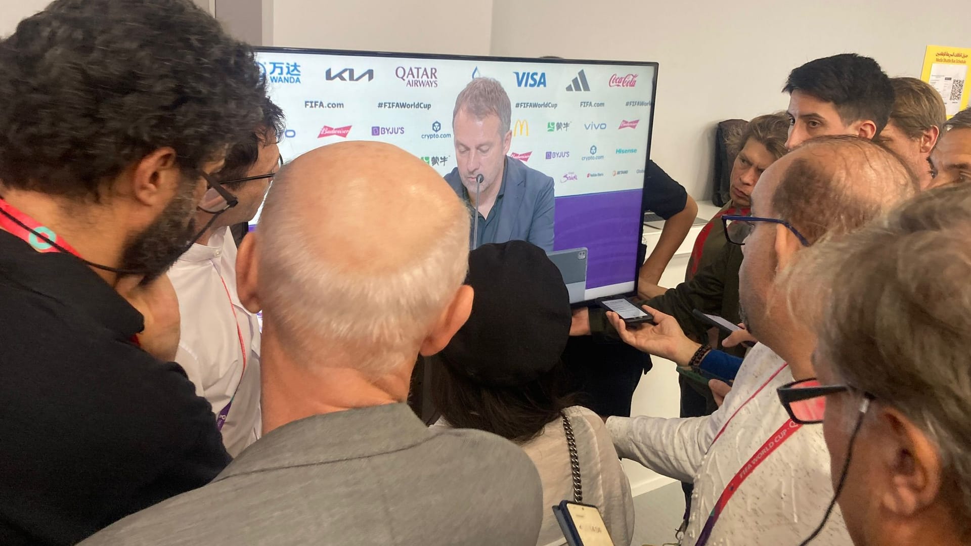 Gebanntes Lauschen und Aufnehmen: die Journalisten in der Mixed-Zone.