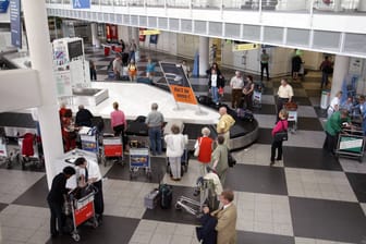 Gepäckausgabe am Münchener Flughafen (Archivbild): Kurz vor Weihnachten warten tausende Fluggäste verzweifelt auf ihr Gepäck.