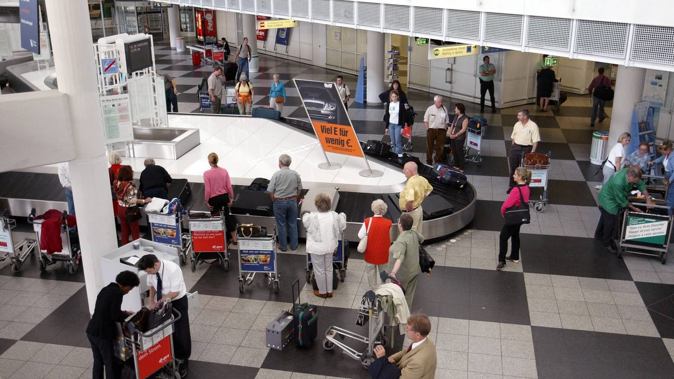 Gepäckausgabe am Münchener Flughafen (Archivbild): Kurz vor Weihnachten warten tausende Fluggäste verzweifelt auf ihr Gepäck.