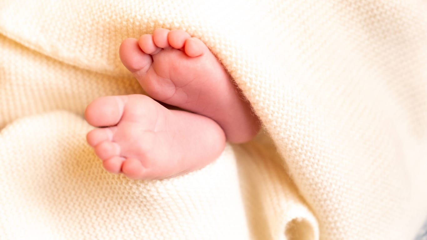 Babyfüße (Symbolbild): In Bayern bekamen Neugeborene 2022 besonders oft die Namen Sophia und Elias.