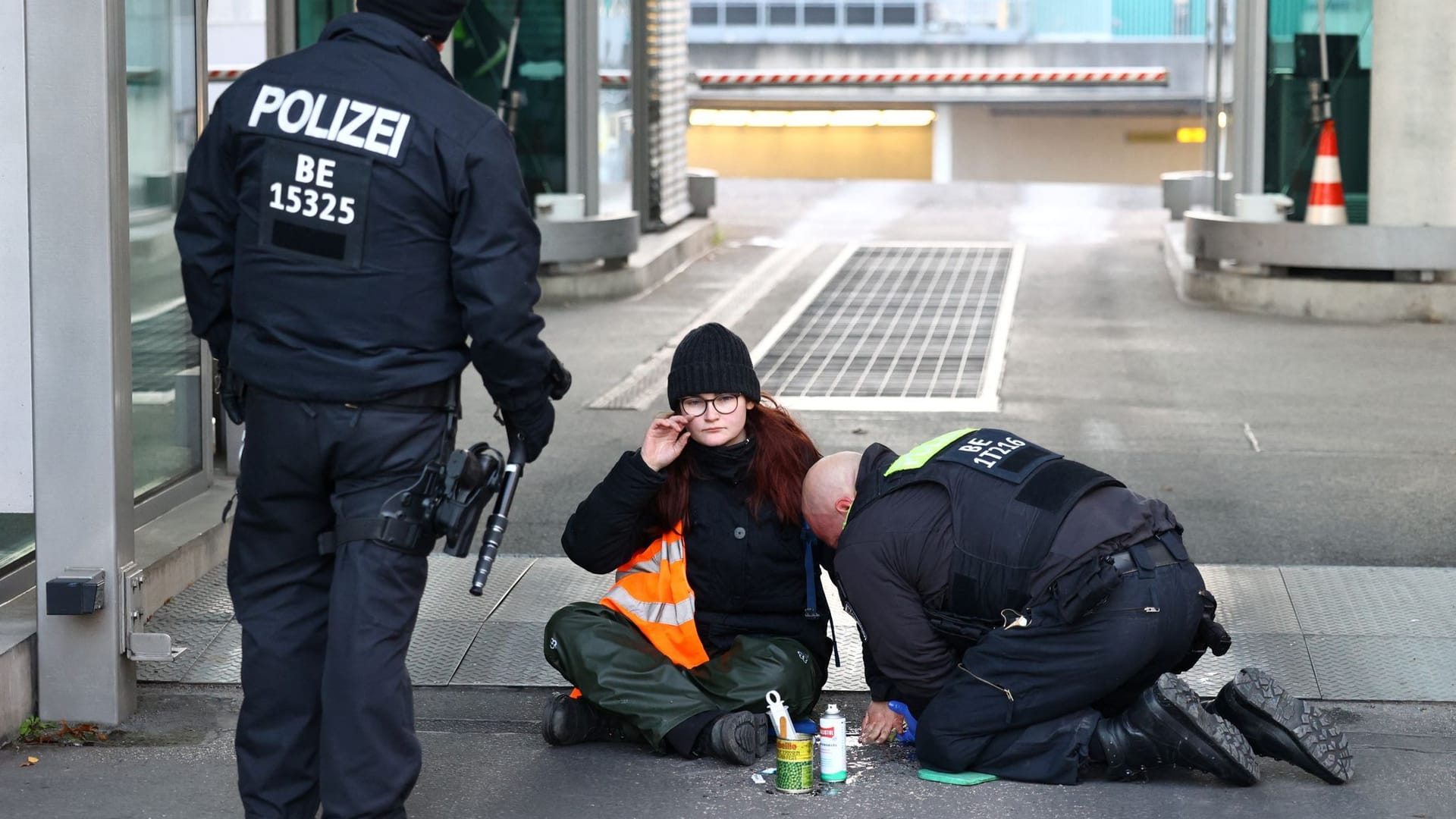 Eine Aktivistin der "Letzten Generation": An zwei Orten klebten sich die Protestler fest.