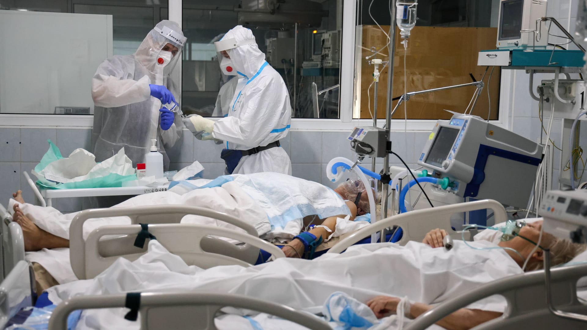 Pflegekräfte in einer Klinik (Symbolfoto): Zehn bis 15 Prozent der Betten in Baden-Württemberg können aktuell nicht genutzt werden. Pflegekräfte in einer Klinik (Symbolfoto): Zehn bis 15 Prozent der Betten in Baden-Württemberg können aktuell nicht genutzt werden.