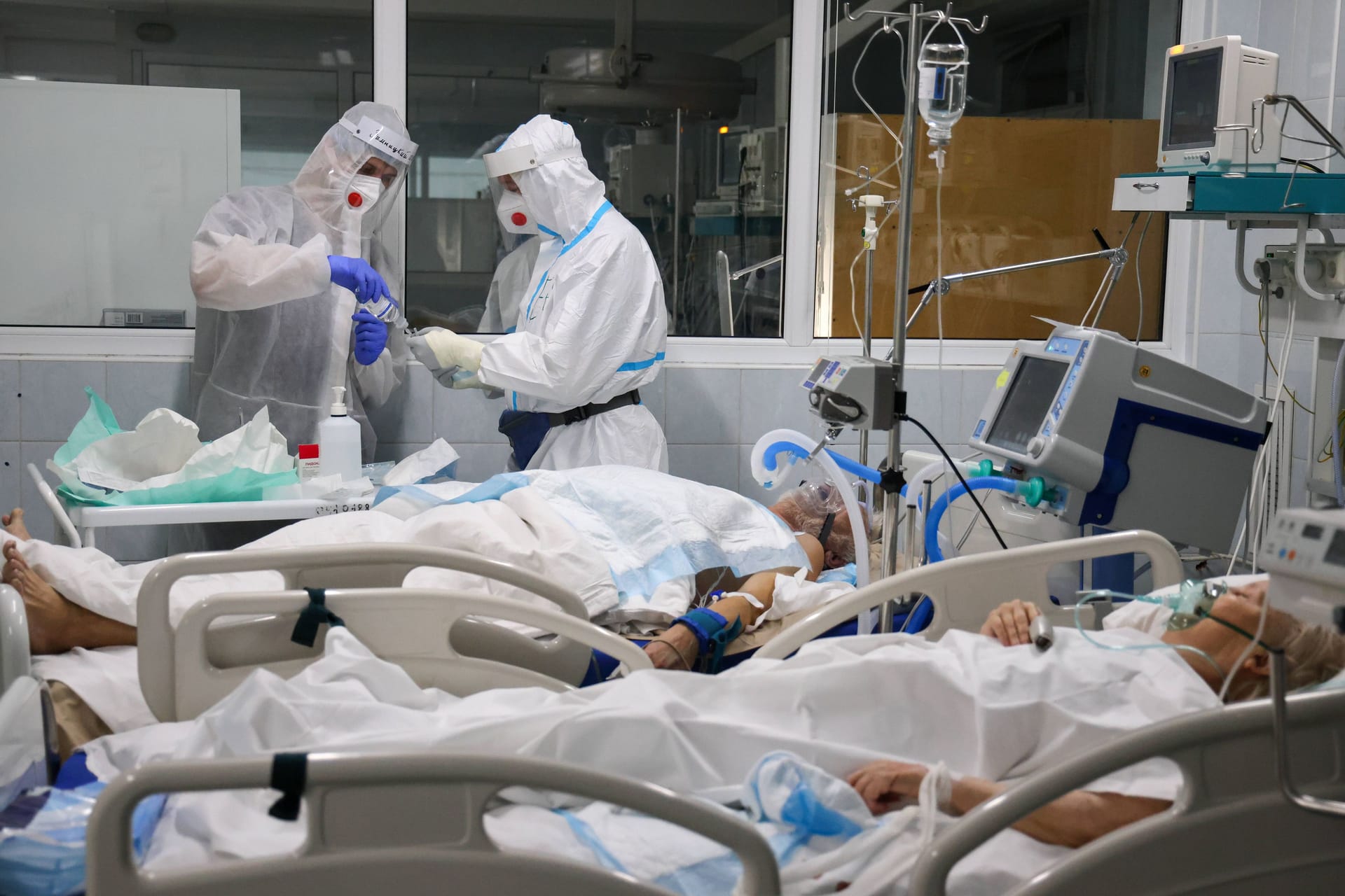 Pflegekräfte in einer Klinik (Symbolfoto): Zehn bis 15 Prozent der Betten in Baden-Württemberg können aktuell nicht genutzt werden.