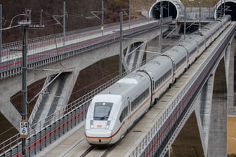 Ein ICE-Zug steht auf der Neubaustrecke zwischen Wendlingen und Ulm auf der Filstalbrücke (Archivbild): Seit Sonntag rollen hier ganz offiziell die Züge.