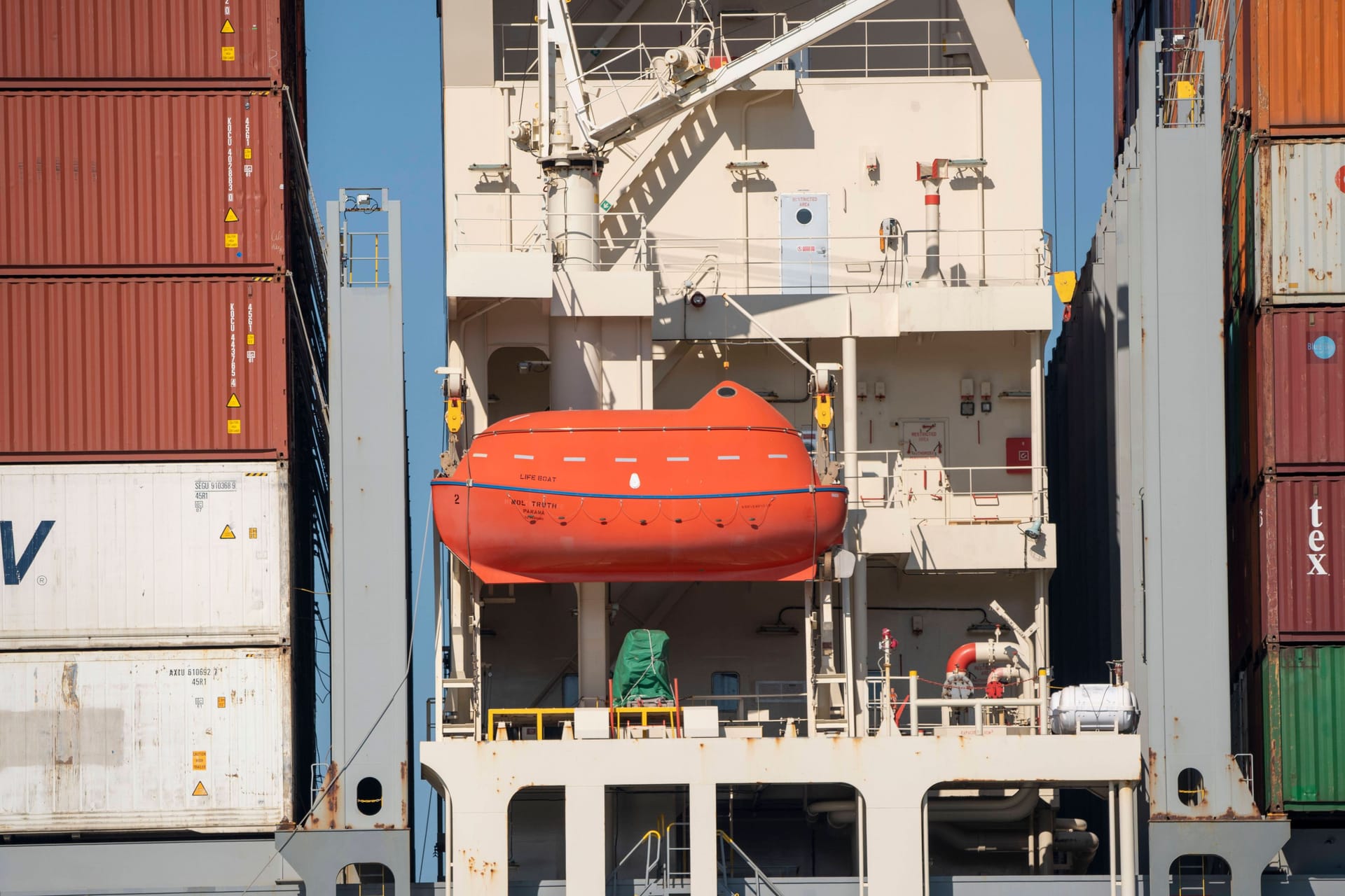 Ein Rettungsboot an Bord eines Containerschiffs: Hierin wollten die drei Männer offenbar ins Ausland flüchten.