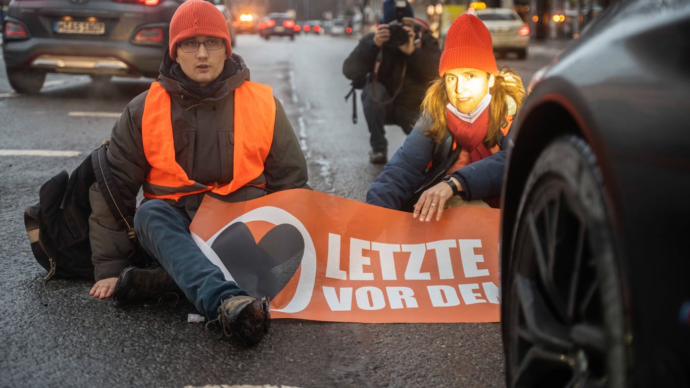 Die Mitglieder der "Letzten Generation" sorgen mit ihren Protestaktionen für viel Unmut in Deutschland.