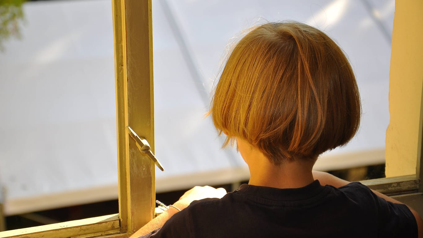 Junge am Fenster (Symbolfoto): Ein Streit um Schulpflicht endet in Segeberg vor Gericht.