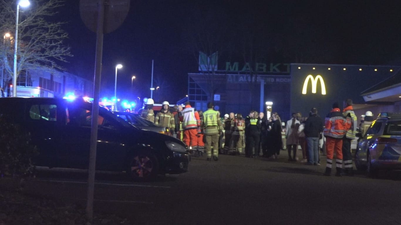 Einsatz vor McDonald's in Osterholz-Scharmbeck: Ein 18-Jähriger hat Tierabwehrspray versprüht.