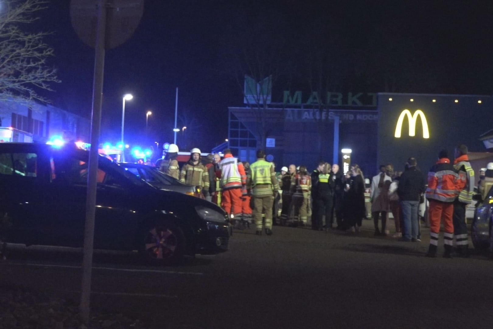 Einsatz vor McDonald's in Osterholz-Scharmbeck: Ein 18-Jähriger hat Tierabwehrspray versprüht.