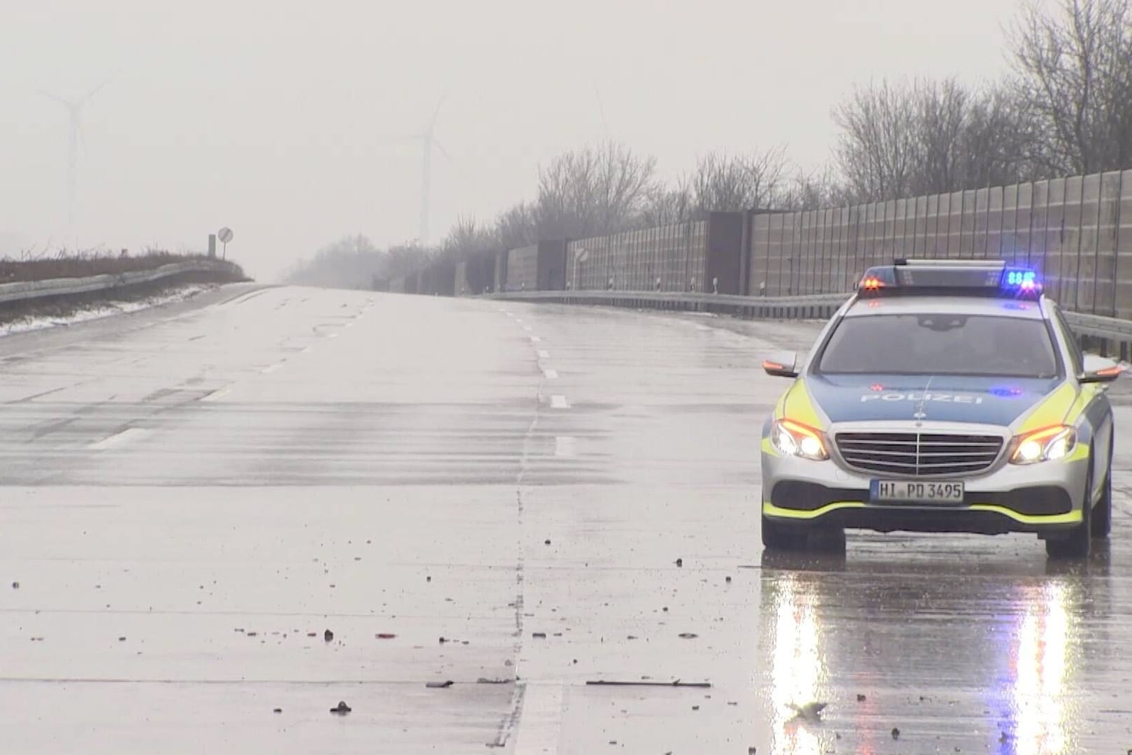 Ein Einsatzwagen sichert eine Autobahn ab (Symbolfoto): Es kam bereits in der Nacht zu Montag zu zahlreichen Unfällen.