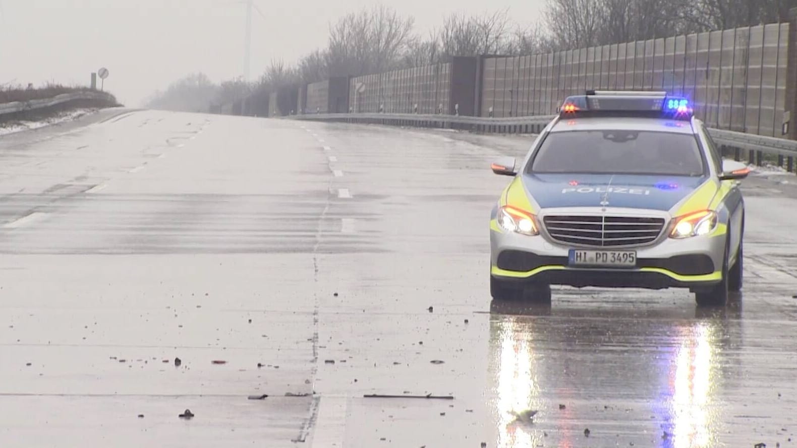 Ein Einsatzwagen sichert eine Autobahn ab (Symbolfoto): Es kam bereits in der Nacht zu Montag zu zahlreichen Unfällen.