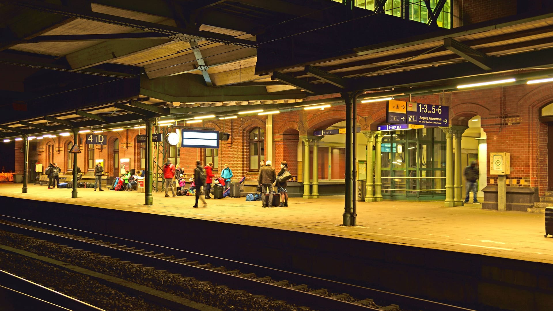 Der Bahnhof in Hamburg-Harburg: Hier war der Mann den Bundespolizisten aufgefallen. Der Bahnhof in Hamburg-Harburg: Hier war der Mann den Bundespolizisten aufgefallen.