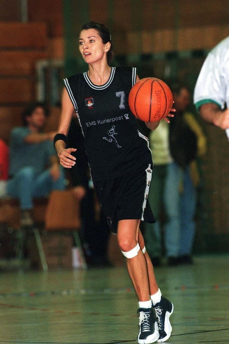 1997: Klara Szalantzy auf dem Basketballfeld in München