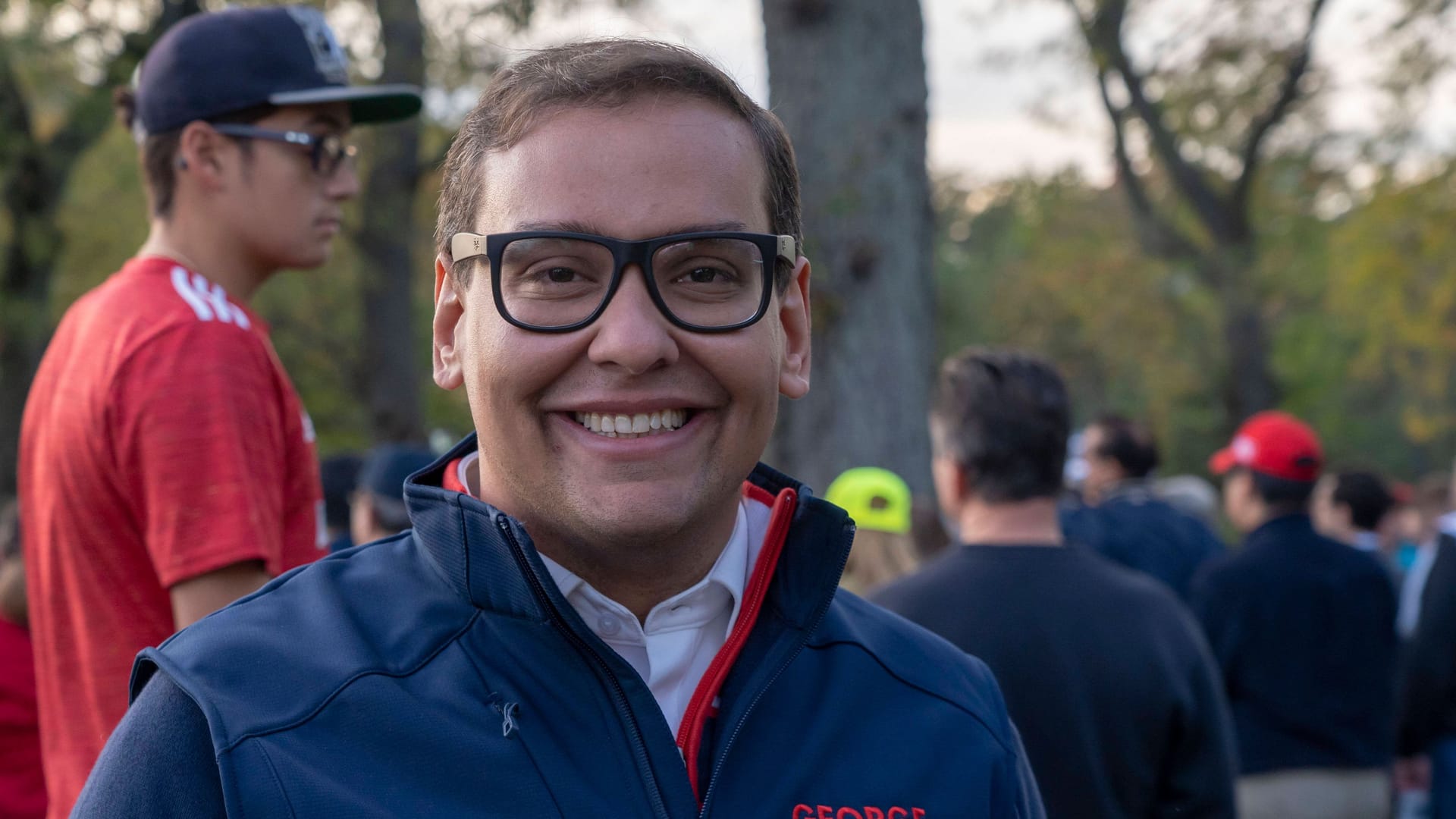 George Santos: Er soll gleich mehrere Stationen in seinem Lebenslauf erfunden haben. George Santos: Er soll gleich mehrere Stationen in seinem Lebenslauf erfunden haben.