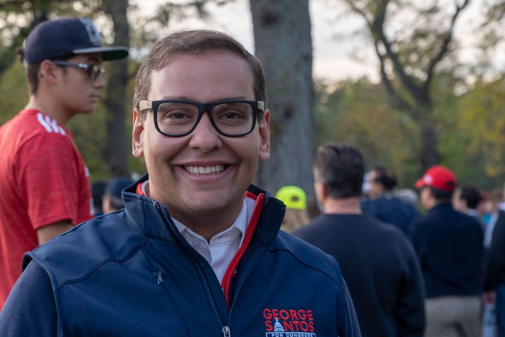 George Santos: Er soll gleich mehrere Stationen in seinem Lebenslauf erfunden haben.