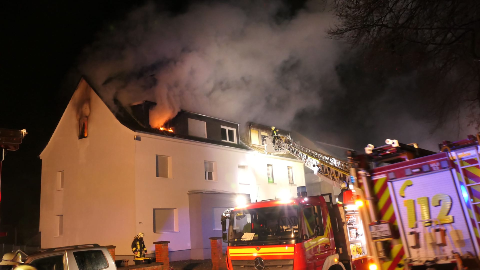 Wohnungsbrand in der Castroper Straße in Dortmund: Die Feuerwehr fand einen bewusstlosen Senior. Wohnungsbrand in der Castroper Straße in Dortmund: Die Feuerwehr fand einen bewusstlosen Senior.