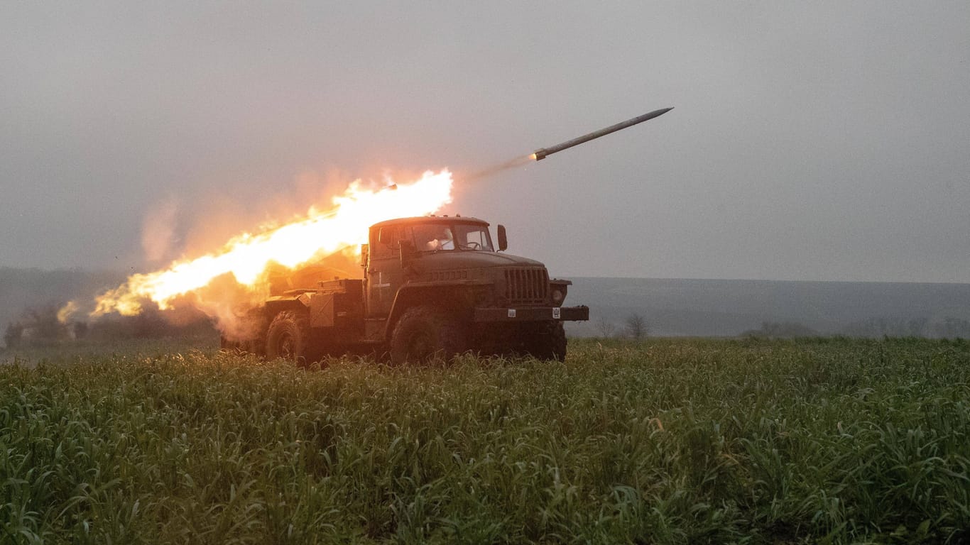 Ein ukrainischer Raketenwerfer feuert Munition nahe Bachmut ab (Archivbild): Im Osten wird heftig gekämpft.