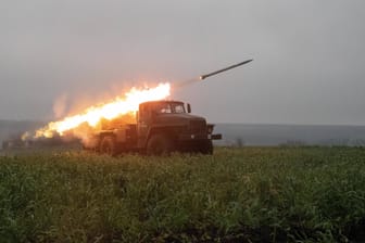 Ein ukrainischer Raketenwerfer feuert Munition nahe Bachmut ab (Archivbild): Im Osten wird heftig gekämpft.
