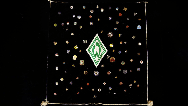 Ein Kissen mit unzähligen Pins verschiedener internationaler Fußball-Klubs aus dem Jahr 1970 steht ebenfalls zum Verkauf.