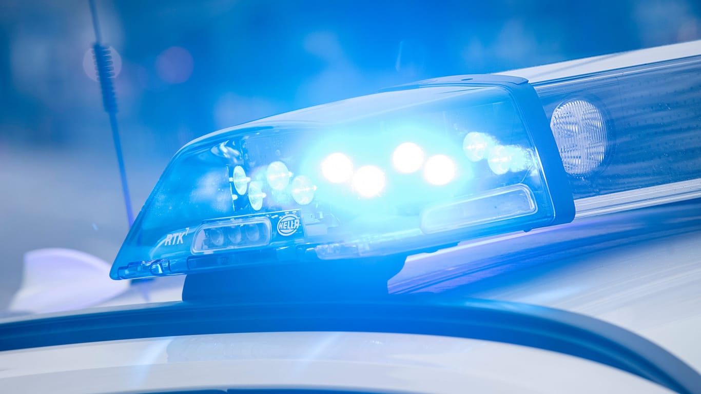 Ein Blaulicht auf einem Streifenwagen (Archivbild): Ein von der Polizei konnte durch eine Fahndung ausfindig gemacht werden.