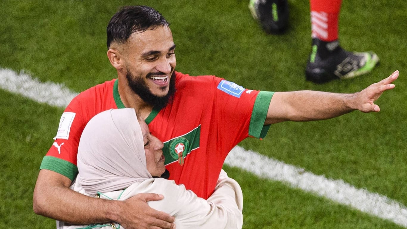 Sofiane Boufal mit seiner Mutter nach dem gewonnen WM-Viertelfinale.