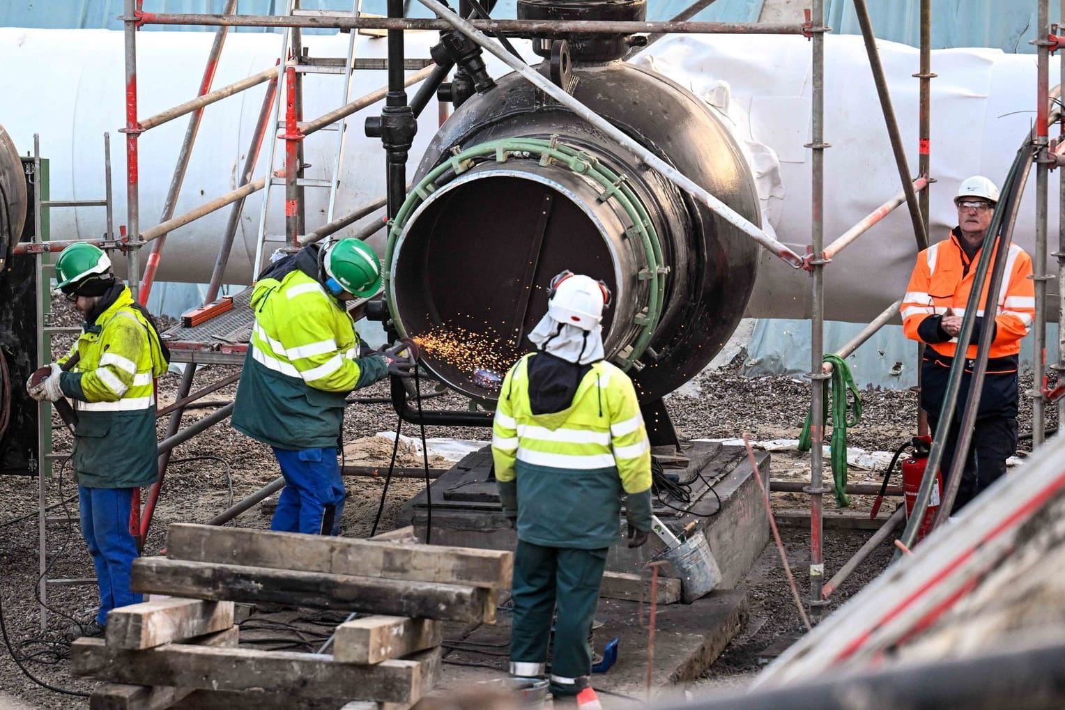 Arbeiten an der Wilhelmshavener Anbindungsleitung: Im Laufe des Tages soll die Pipeline and das Gasfernnetz angeschlossen werden.