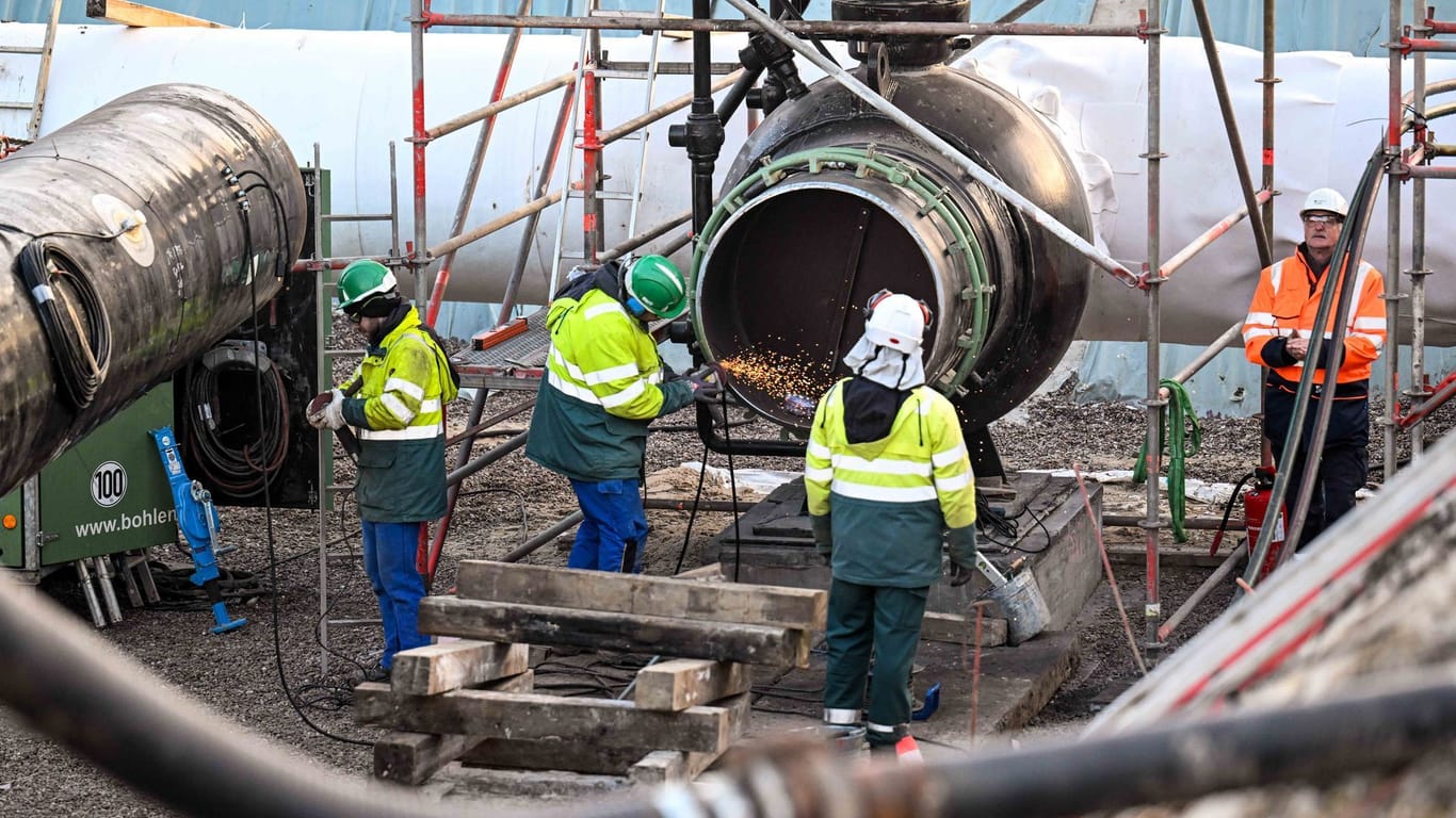 Arbeiten an der Wilhelmshavener Anbindungsleitung: Im Laufe des Tages soll die Pipeline and das Gasfernnetz angeschlossen werden.