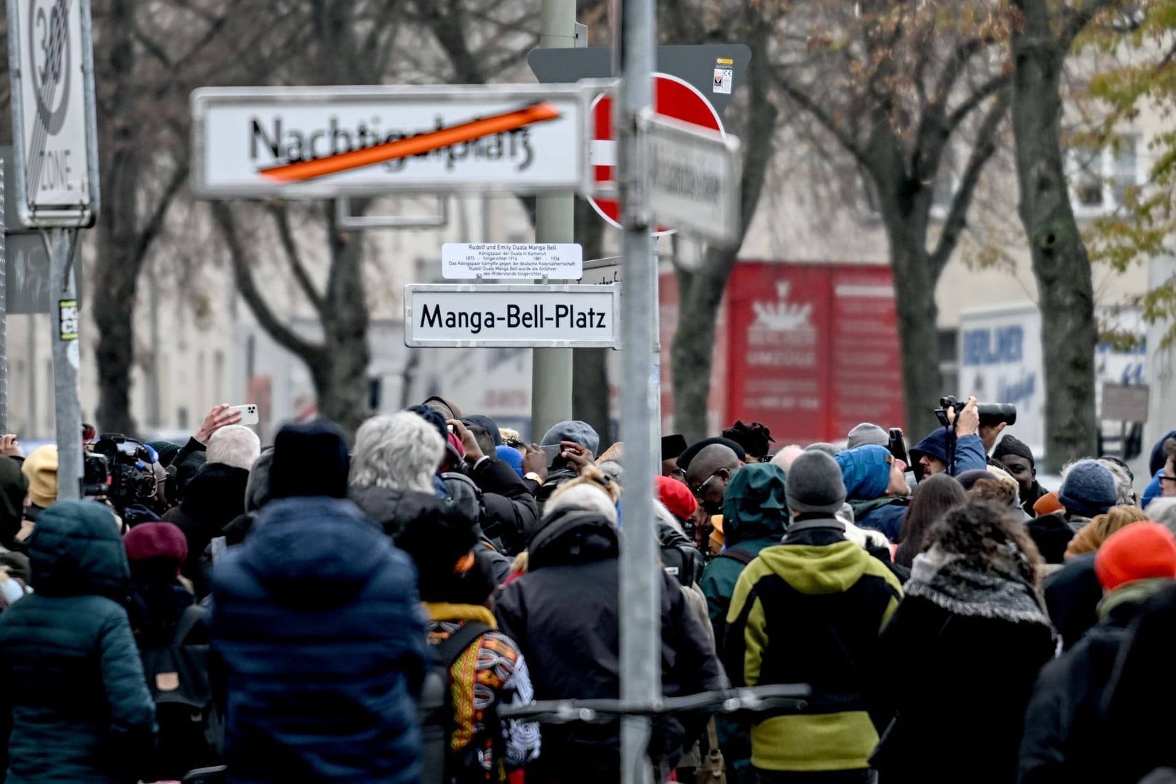 Menschenandrang bei der Straßenumbenennung im Afrikanischen Viertel in Berlin: Der "Nachtigalplatz" wurde in "Manga-Bell-Platz" umbenannt.