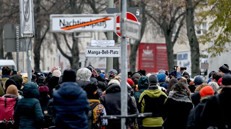 Menschenandrang bei der Straßenumbenennung im Afrikanischen Viertel in Berlin: Der "Nachtigalplatz" wurde in "Manga-Bell-Platz" umbenannt.