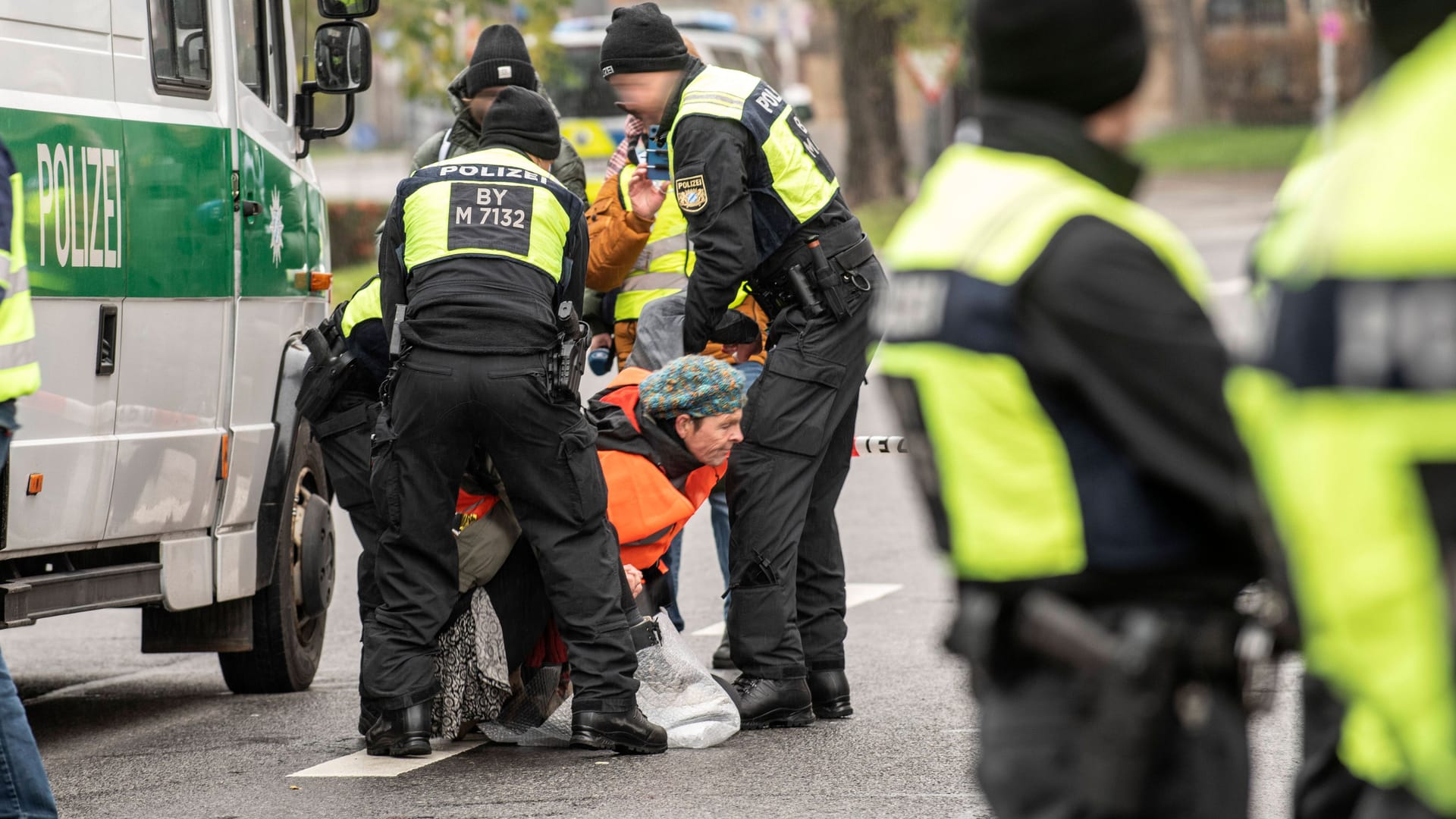 Polizeieinsatz bei einer Protestaktion der "Letzten Generation" in München (Archivbild): Die Aktivisten stehen als "kriminelle Vereinigung" im Fokus der Ermittler.