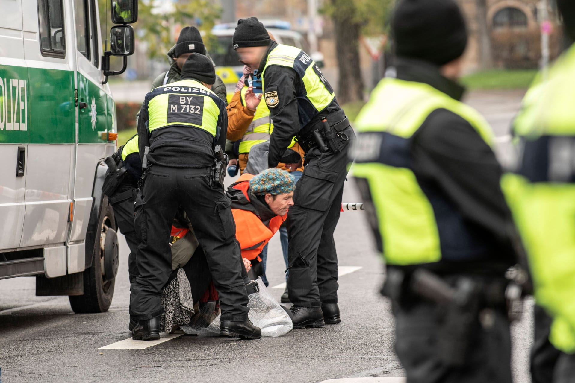 Polizeieinsatz bei einer Protestaktion der "Letzten Generation" in München (Archivbild): Die Aktivisten stehen als "kriminelle Vereinigung" im Fokus der Ermittler.