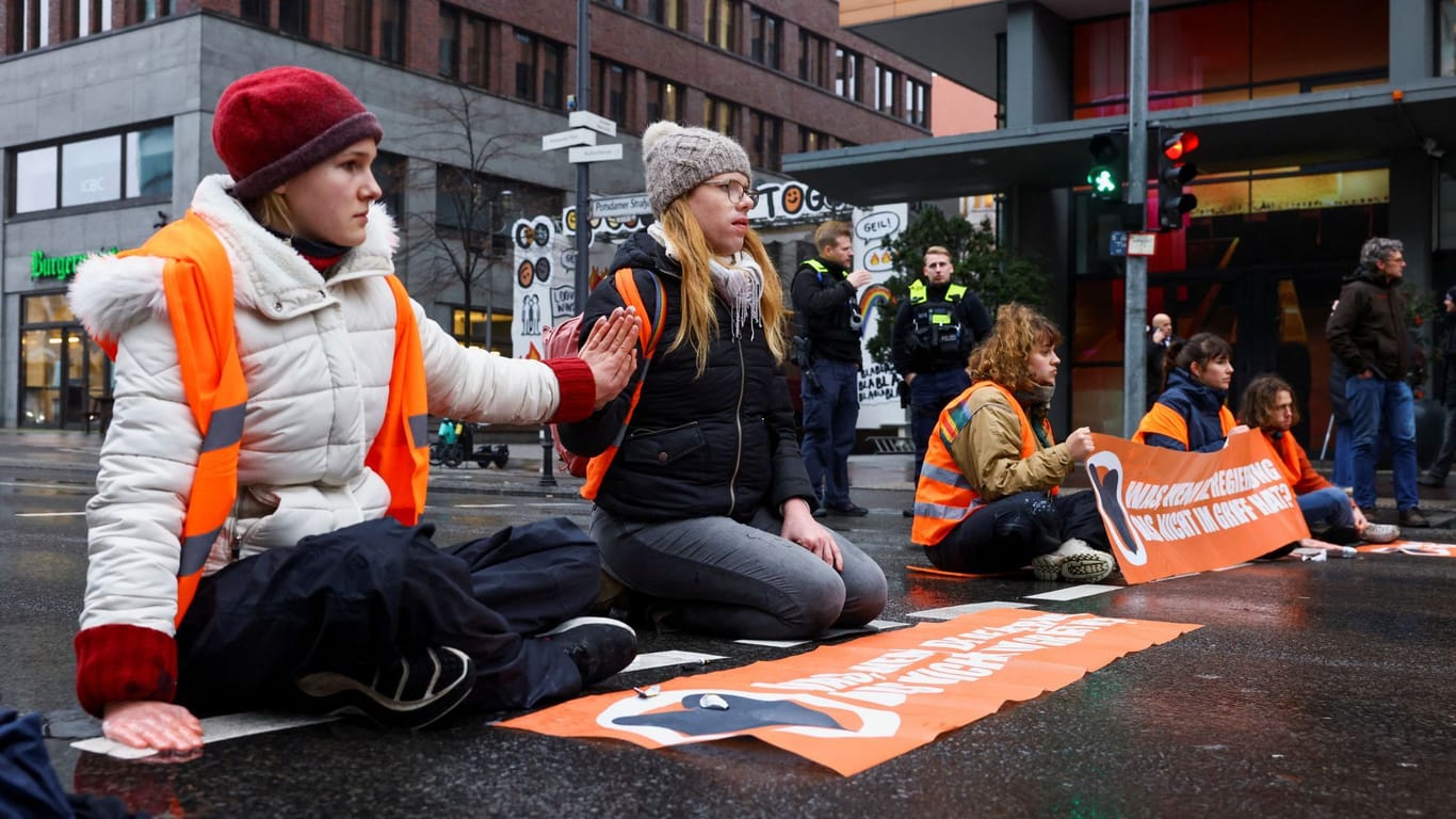 Aktivisten der "Letzten Generation" auf der Straße (Archivbild): Erneut blockieren sie in Berlin den Verkehr.